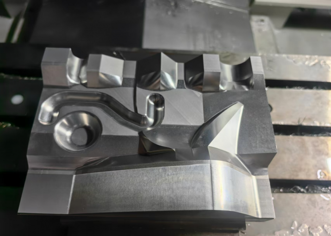 4 축 3 축 수직 가공 센터 SV960L 테이블 크기 1100 * 550mm 수직 밀링 센터 12