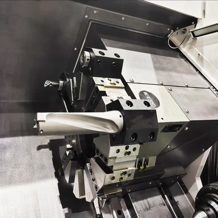 슬랜트 베드 CNC 금속 턴링 센터 HTC63n Fanuc 중량 수평 CNC 턴 머신