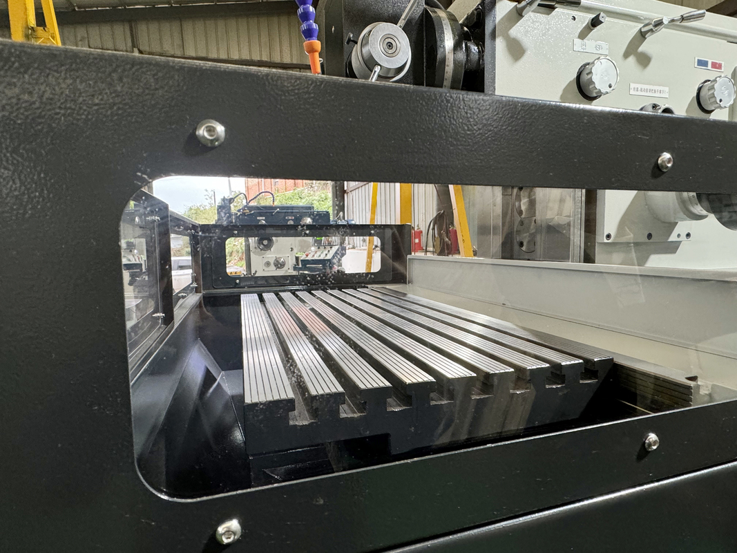 4 축 수직 CNC 프레싱 머신 XKH8140A 작은 폼 처리 CNC 수동 보편 도구 프레싱 머신