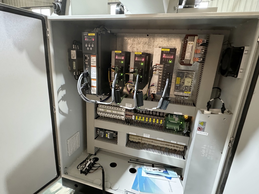 4 축 수직 CNC 프레싱 머신 XKH8140A 작은 폼 처리 CNC 수동 보편 도구 프레싱 머신