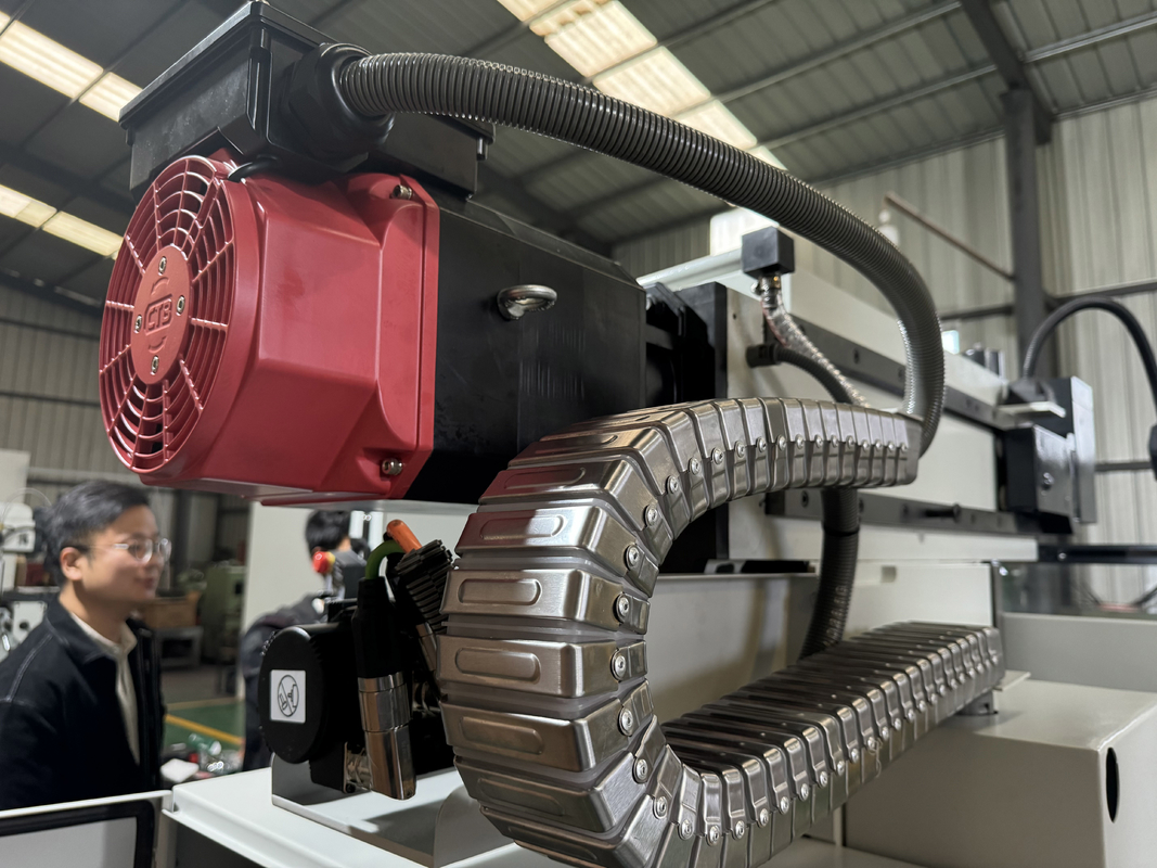 4 축 수직 CNC 프레싱 머신 XKH8140A 작은 폼 처리 CNC 수동 보편 도구 프레싱 머신
